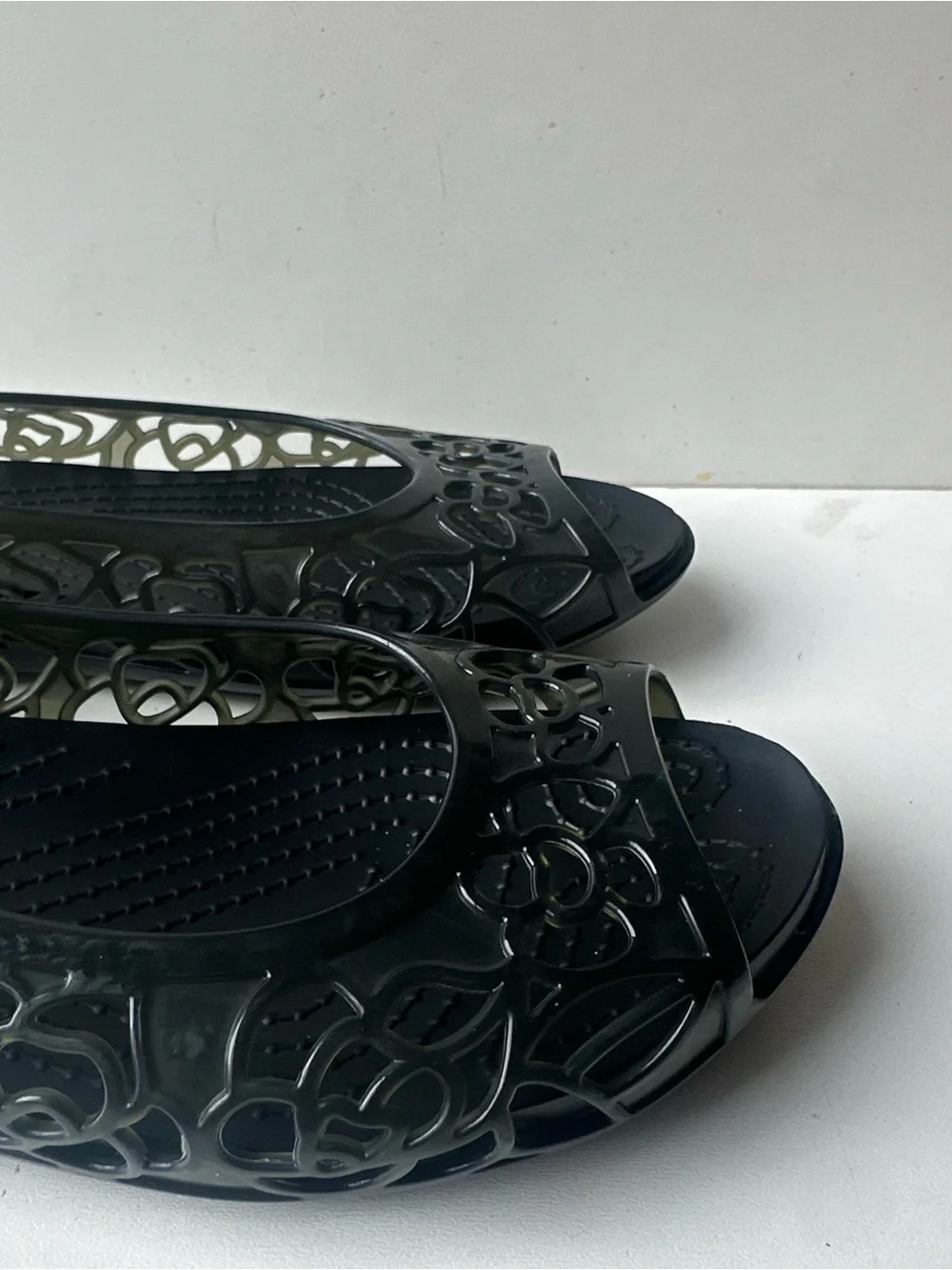 Crocs Women’s Black Floral Cutout Peep Toe Jelly Flats Comfort Shoes Size 7 W - Picture 5 of 10